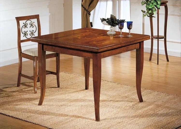 Tavolo quadrato Trend Style Imba in noce con sedia traforata, su un tappeto chiaro