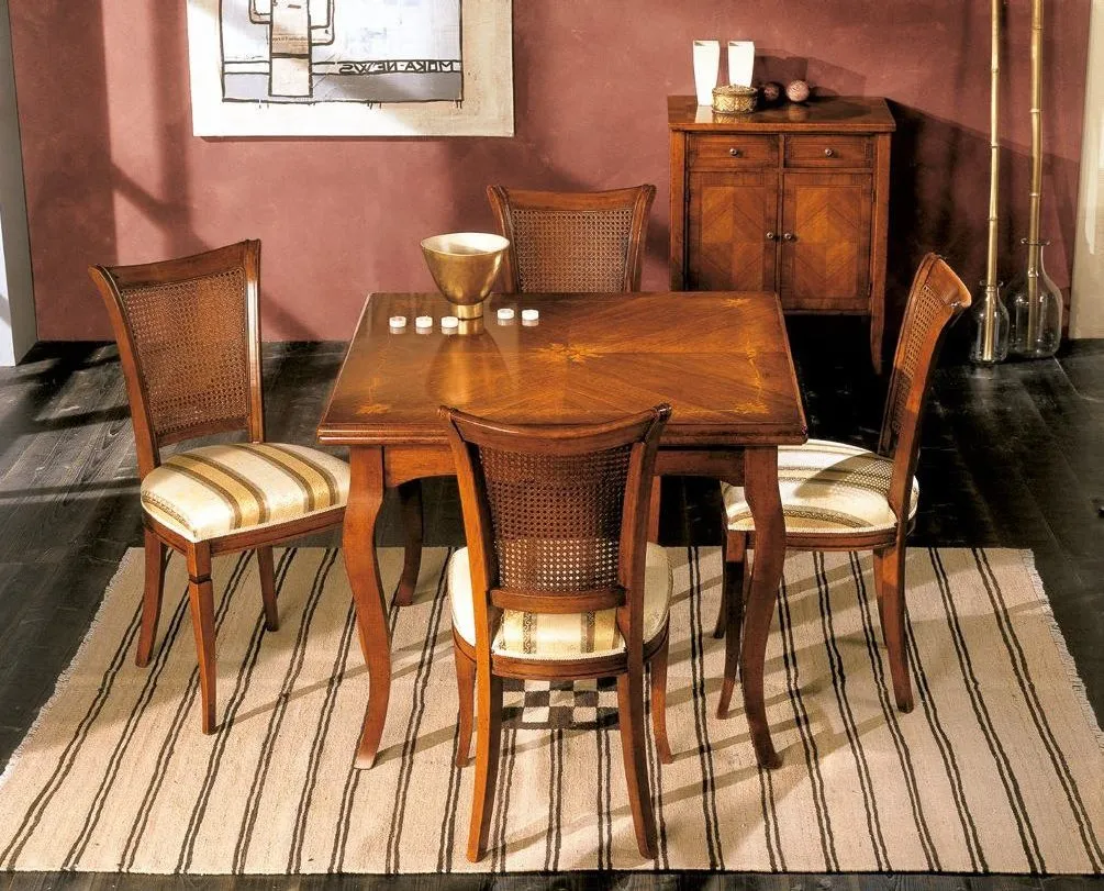 Tavolo quadrato Trend Style Imba in noce con sedie e credenza su un tappeto a righe