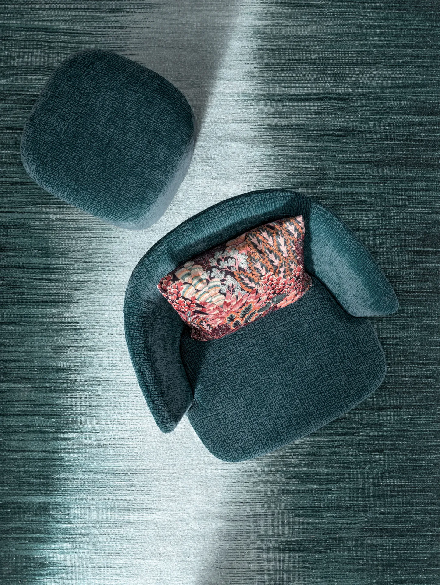 Poltroncina Olly Samoa ottanio vista dall'alto con cuscino colorato e pouf
