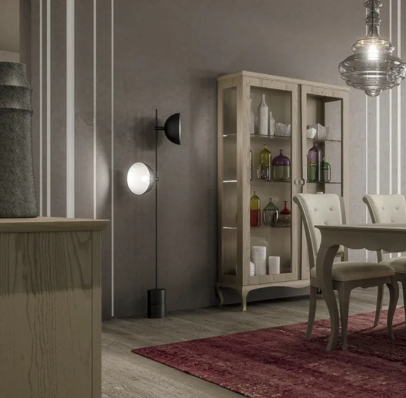 Tavolo House Project Imba chiaro con sedie davanti a una vetrina e a una lampada