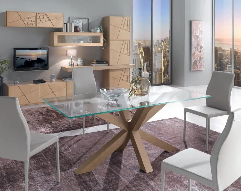Tavolo House Project Imba con piano in cristallo e gambe in rovere fra sedie bianche