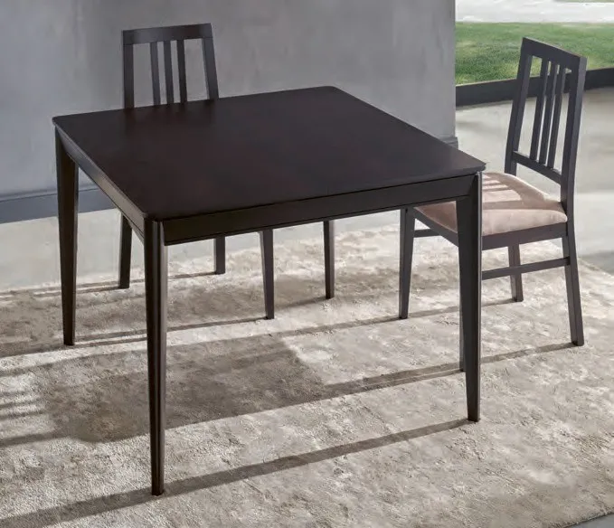 Tavolo Marte Imba scuro con due sedie in legno su un tappeto