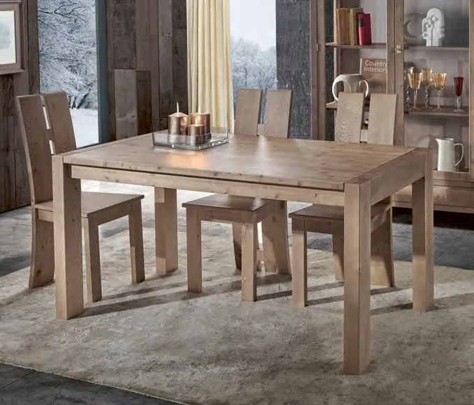 Tavolo Marte Imba in legno naturale con sedie in una sala