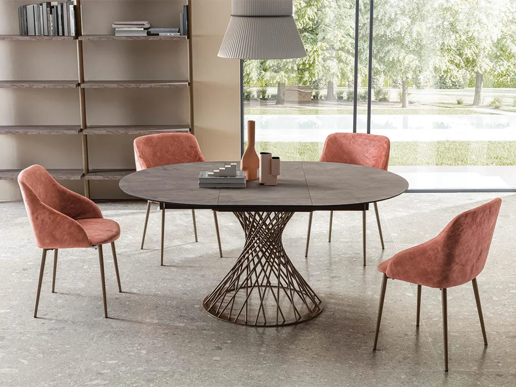 Tavolo rotondo Franz La Primavera con base in metallo intrecciato e sedie rosa