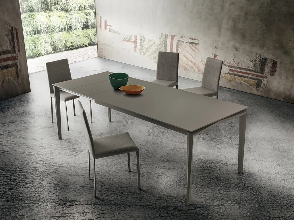 Tavolo Bill Super rettangolare La Primavera grigio con sedie imbottite