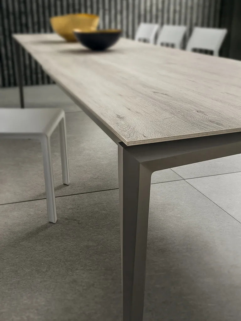 Piano effetto rovere e gamba grigia del tavolo Bill Super La Primavera