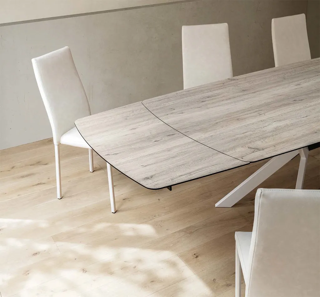 Giunzione della prolunga nel piano chiaro del tavolo Karim La Primavera