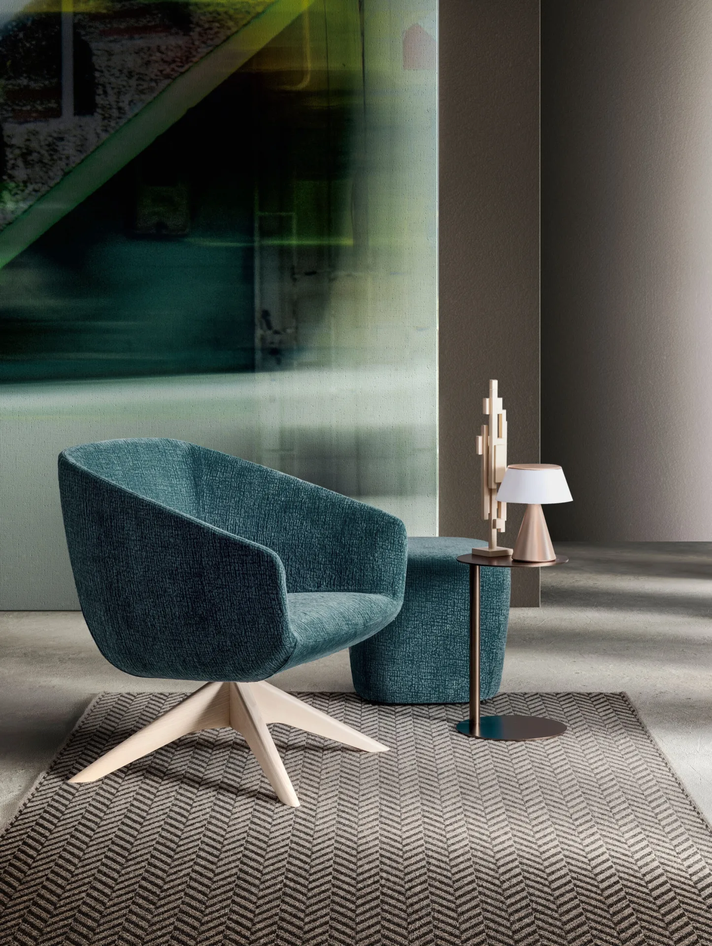 Poltrona Bea Samoa blu petrolio su base a razze in legno chiaro, con pouf cilindrico coordinato