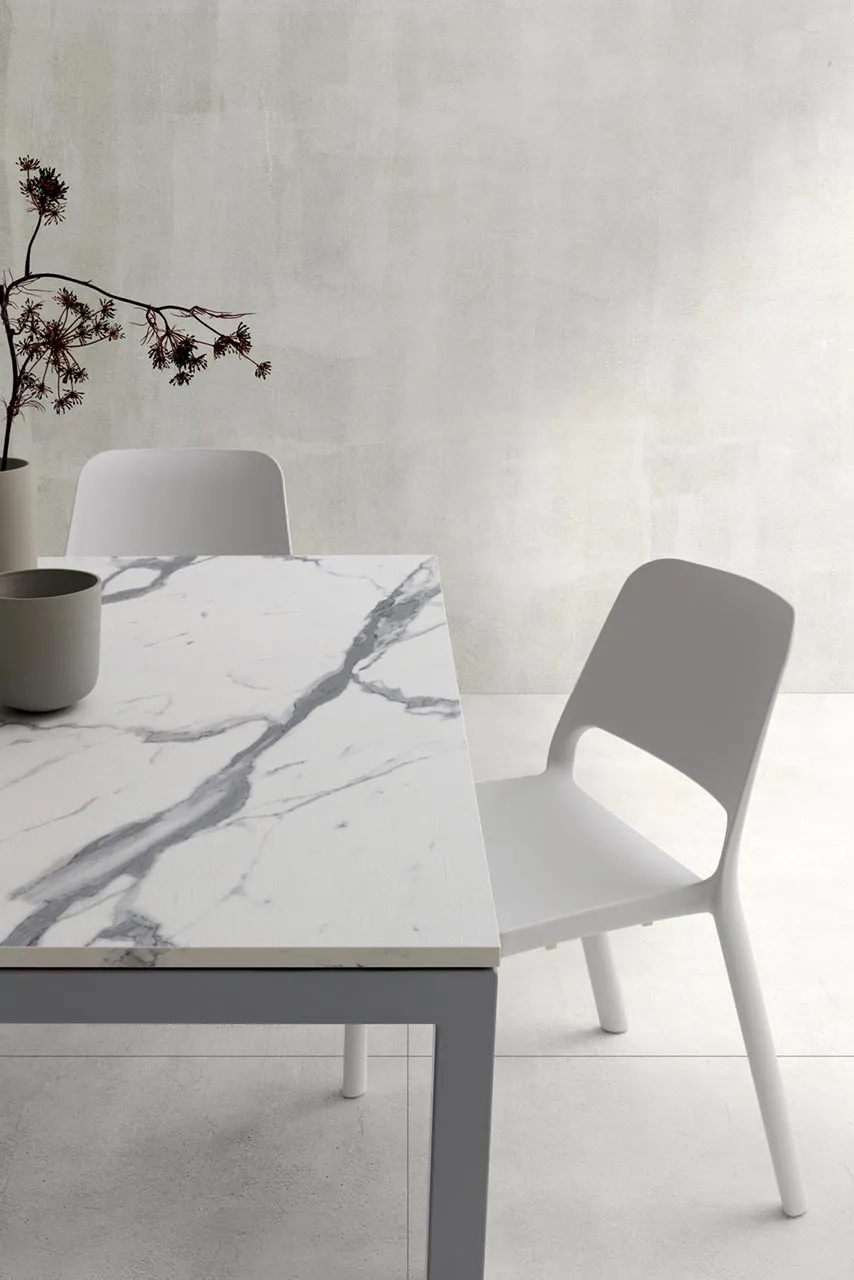 Piano bianco con venature grigie del tavolo Luigi La Primavera