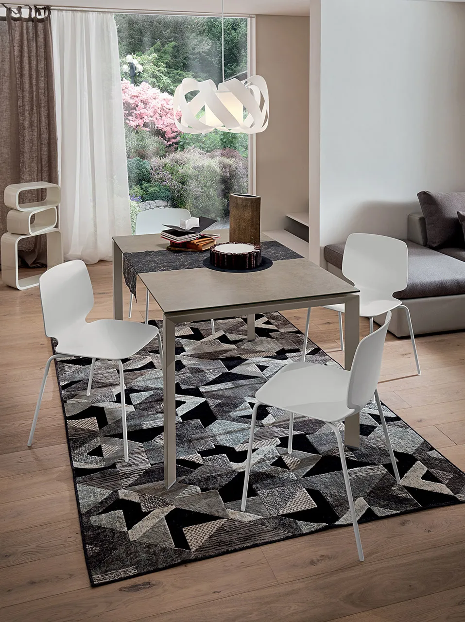 Tavolo Mauro La Primavera con piano grigio su tappeto geometrico