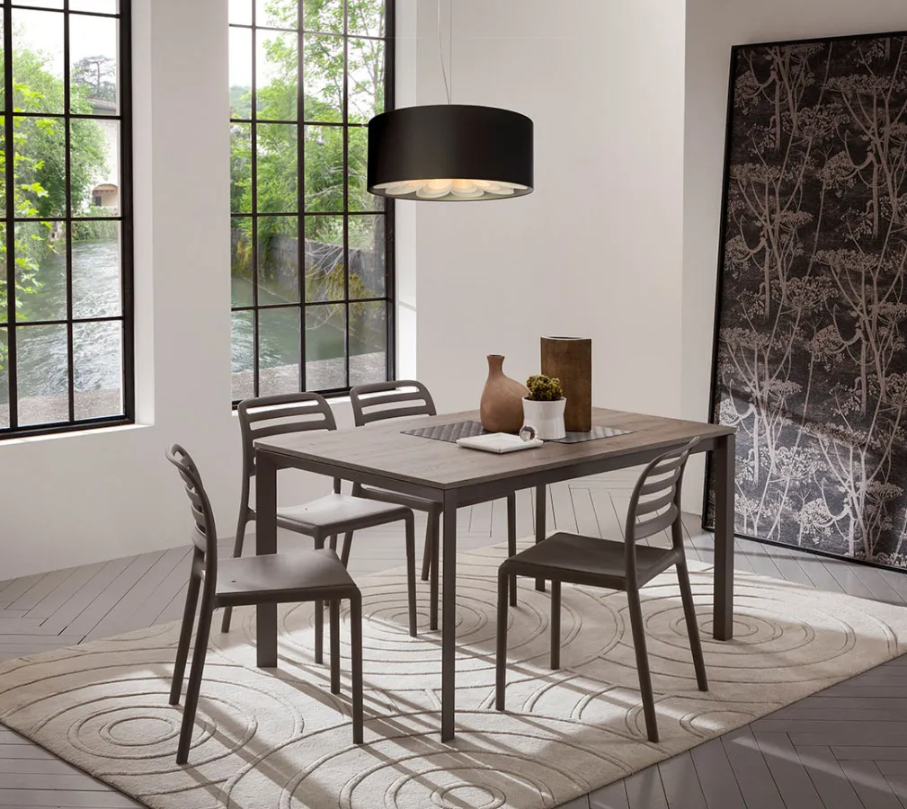 Tavolo Mauro La Primavera con piano effetto rovere grigio e sedie tortora