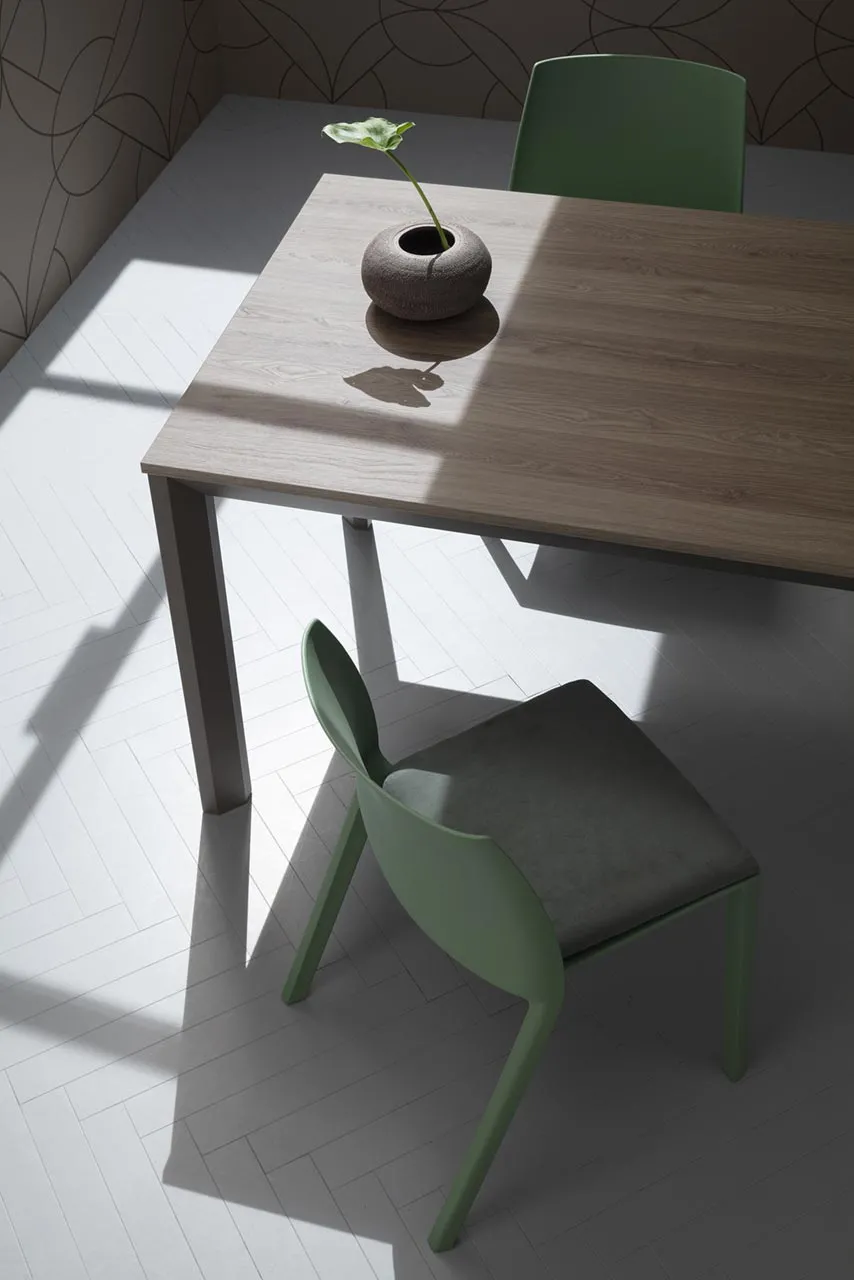 Angolo del piano effetto legno del tavolo Ricky La Primavera con sedia verde
