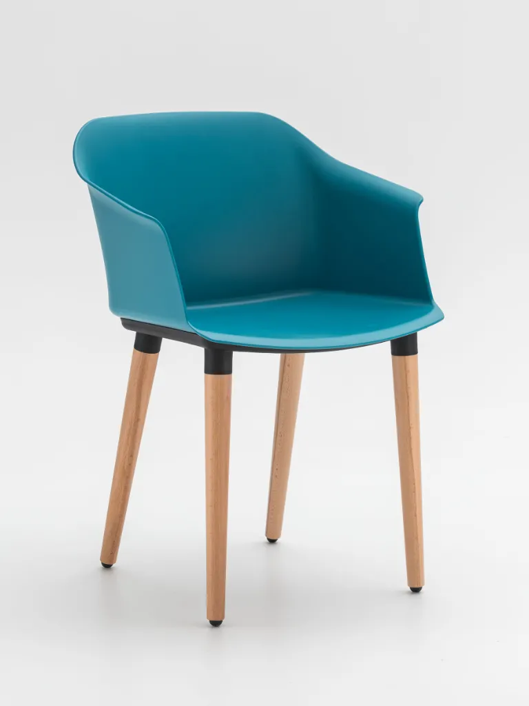 Poltroncina Praga La Primavera ottanio con gambe in legno chiaro