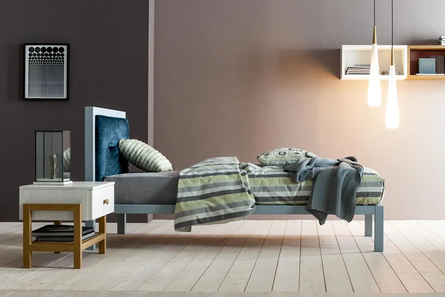 Letto singolo con testiera in tessuto blu e comodino Argon bianco, cameretta Cobalto Callesella
