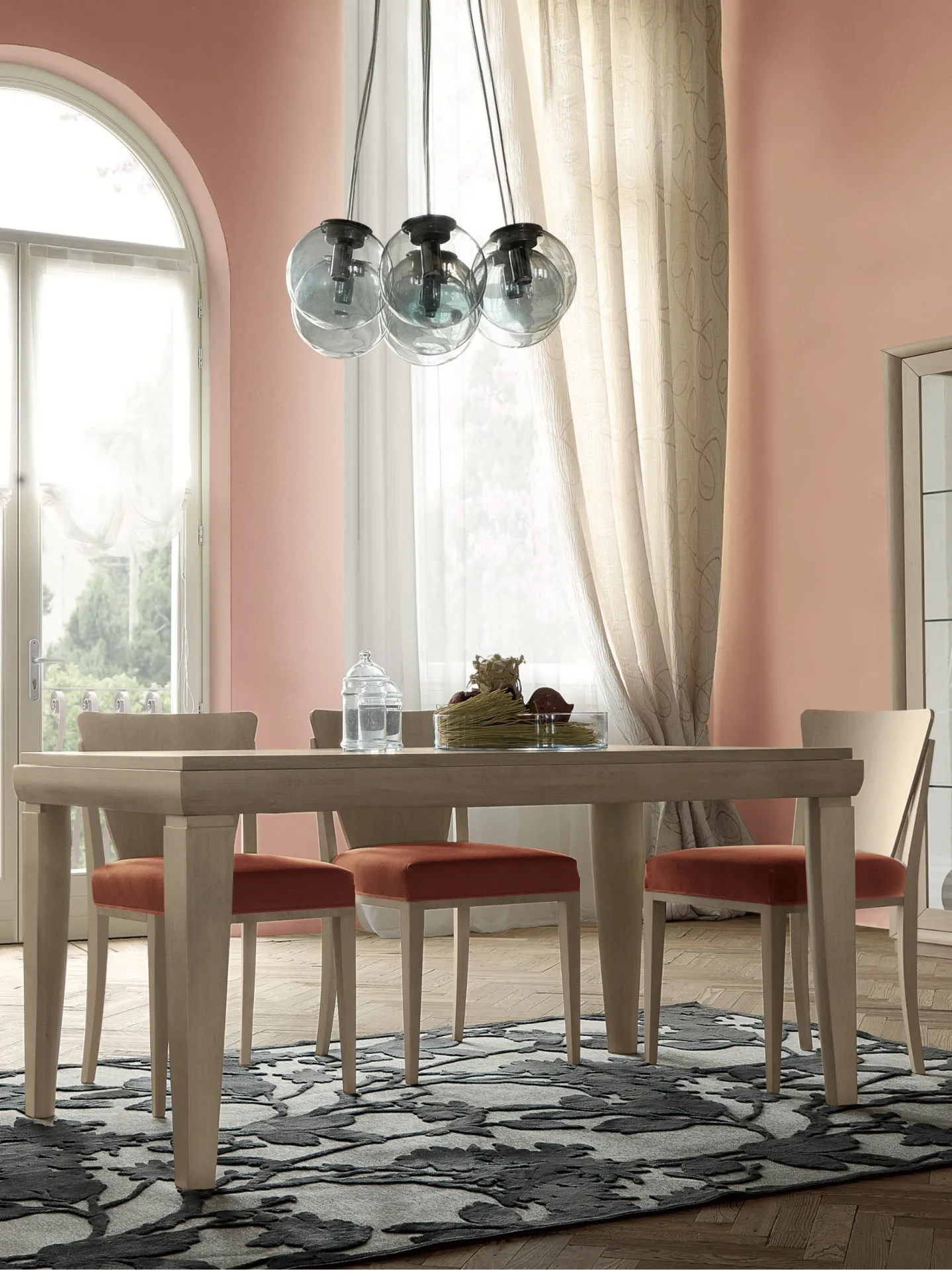 Tavolo Decor Modo 10 chiaro con sedie rosse in sala da pranzo