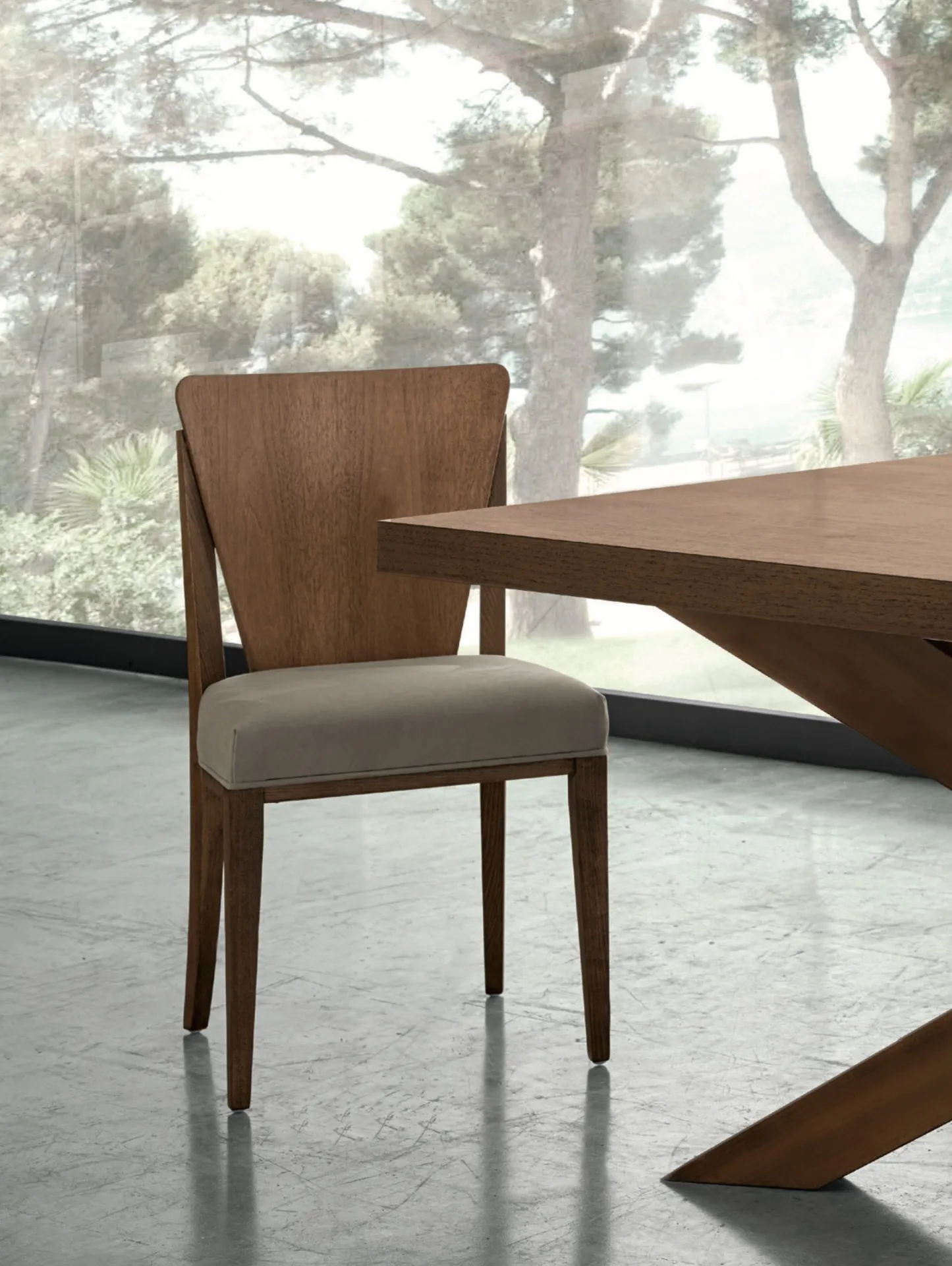 Sedia Decor Modo 10 in noce con seduta grigia accanto al tavolo