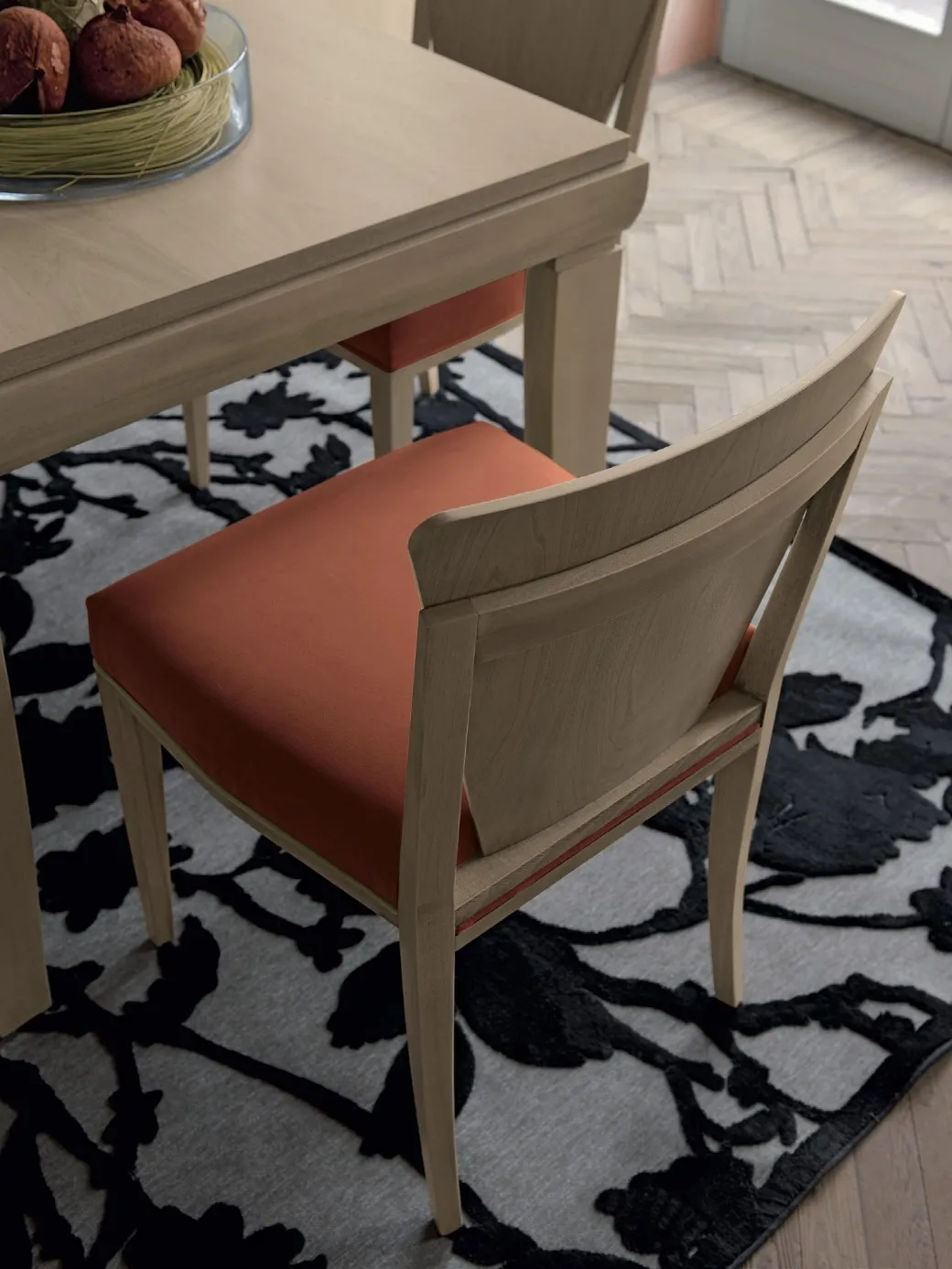 Sedia Decor Modo 10 chiara con seduta arancio su tappeto