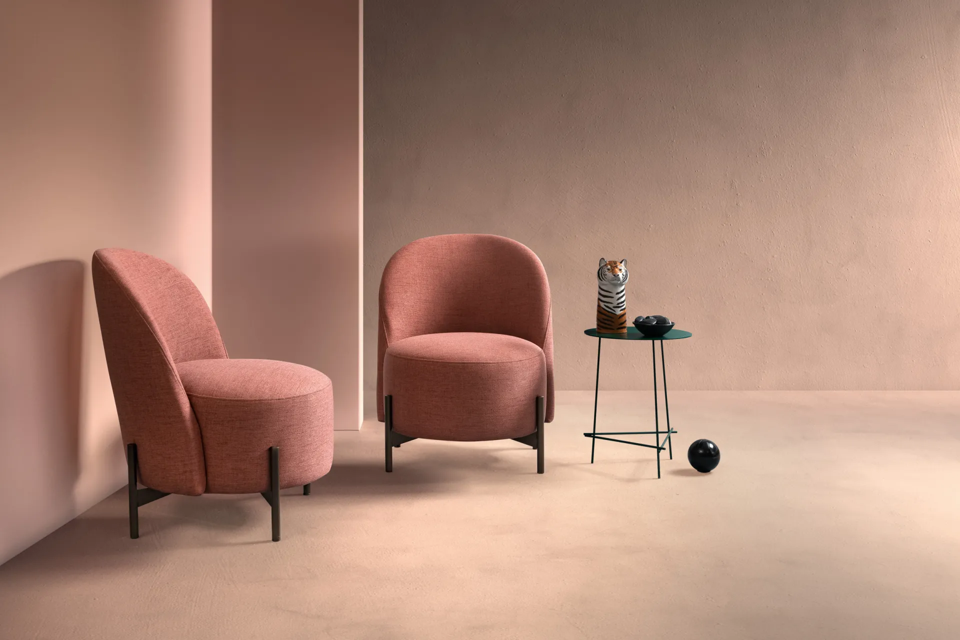 Due poltroncine Ebe Samoa in tessuto terracotta su gambe in metallo scuro, in una stanza rosa