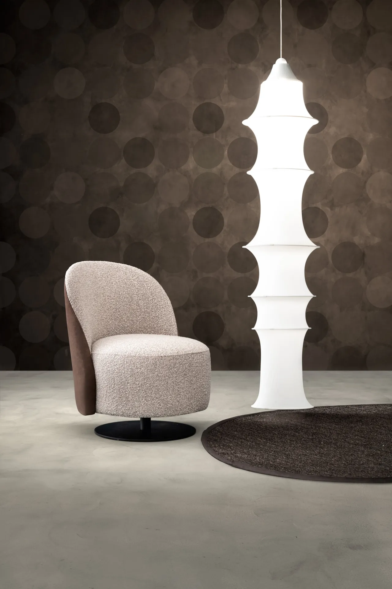 Poltroncina Ebe Samoa con guscio marrone e seduta in bouclé su base a disco