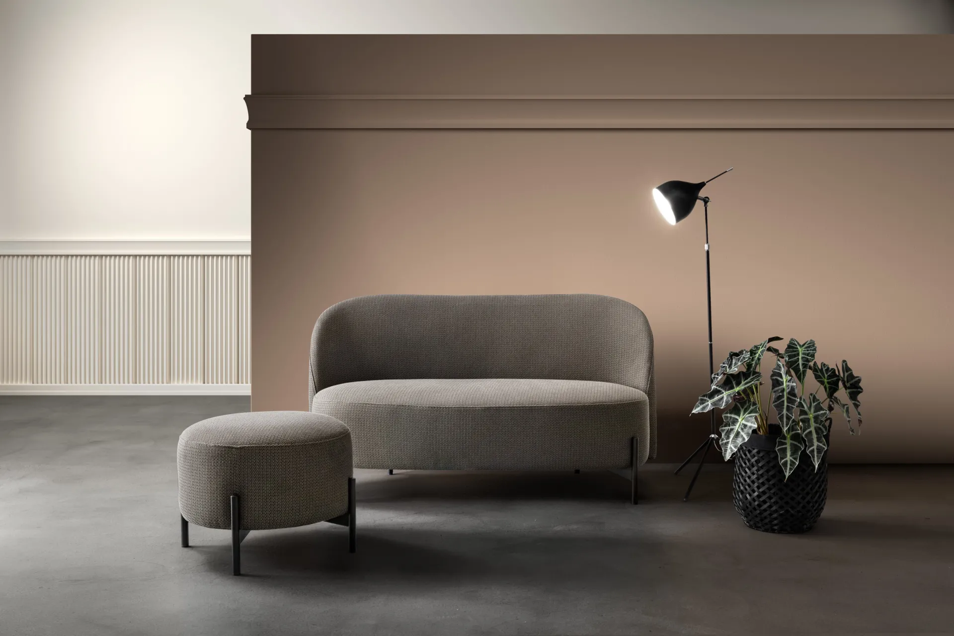 Divanetto a due posti Ebe Samoa grigio con pouf coordinato e lampada da terra