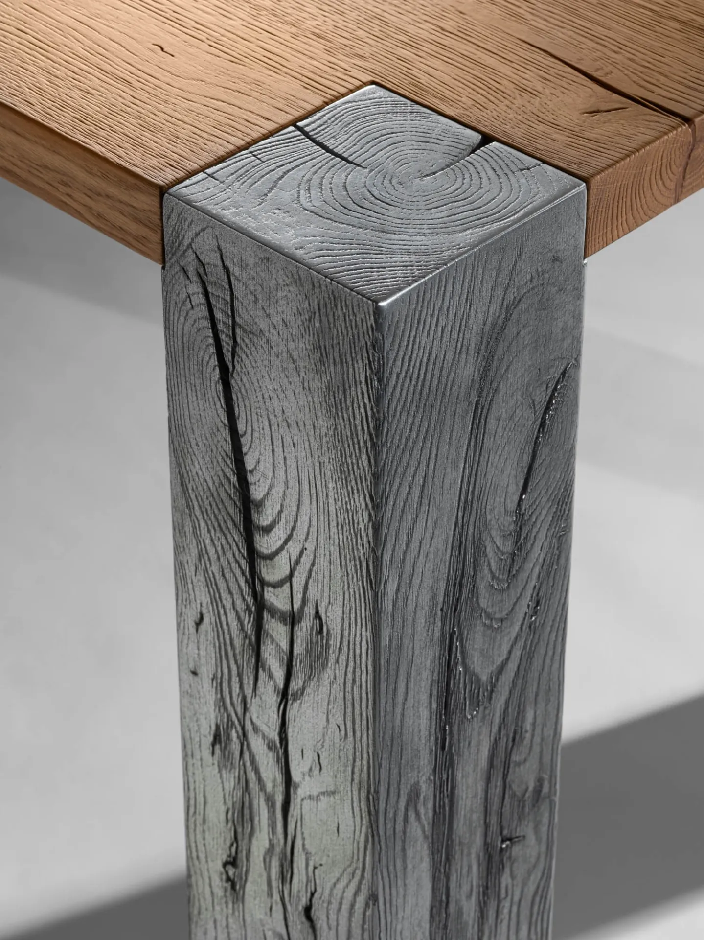 Gamba quadrotto rivestita di zinco ossidato del tavolo Holo Wood Pizzolato