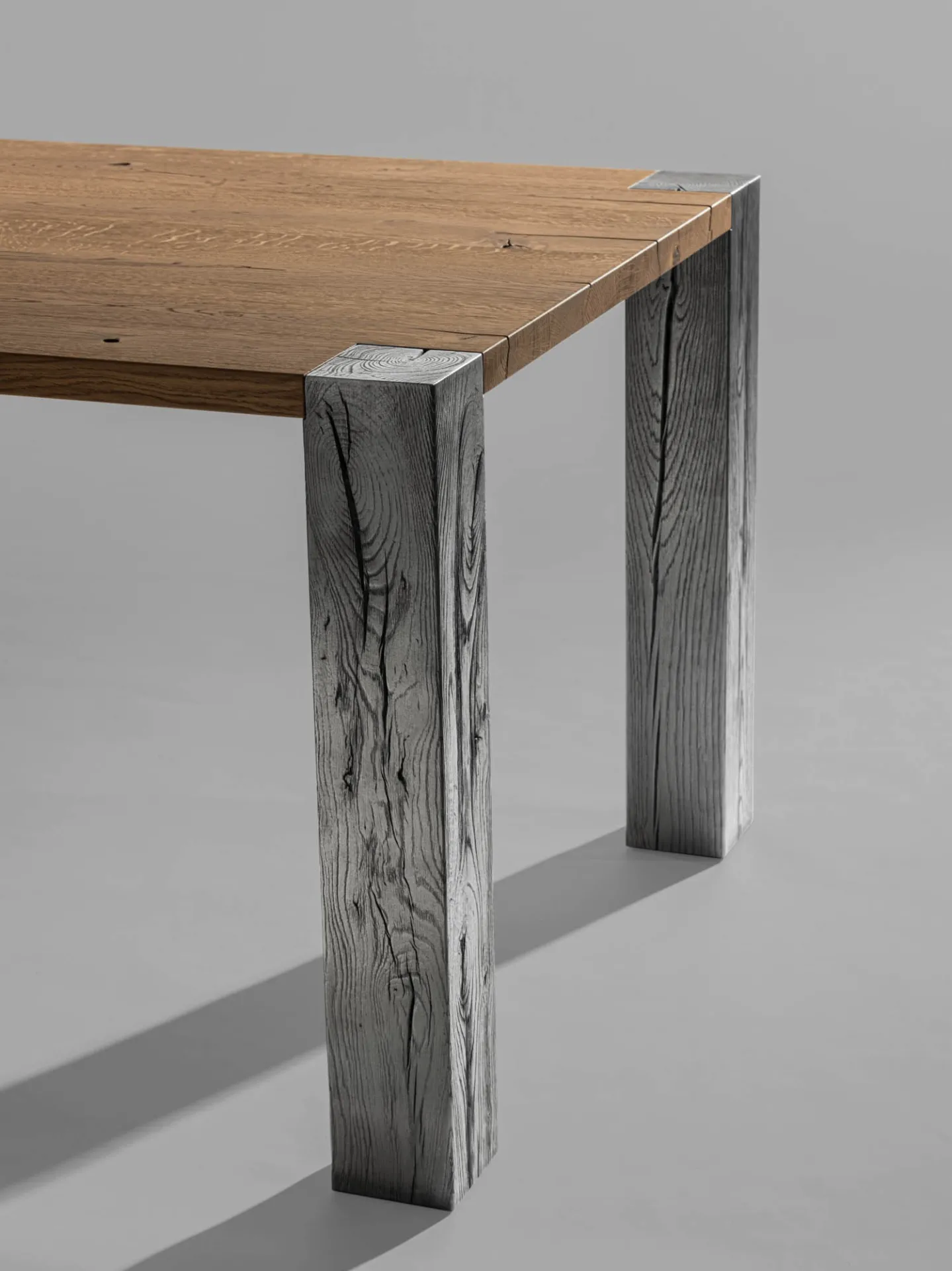Tavolo Holo Wood Pizzolato con piano in quercia biscotto e due gambe metalliche
