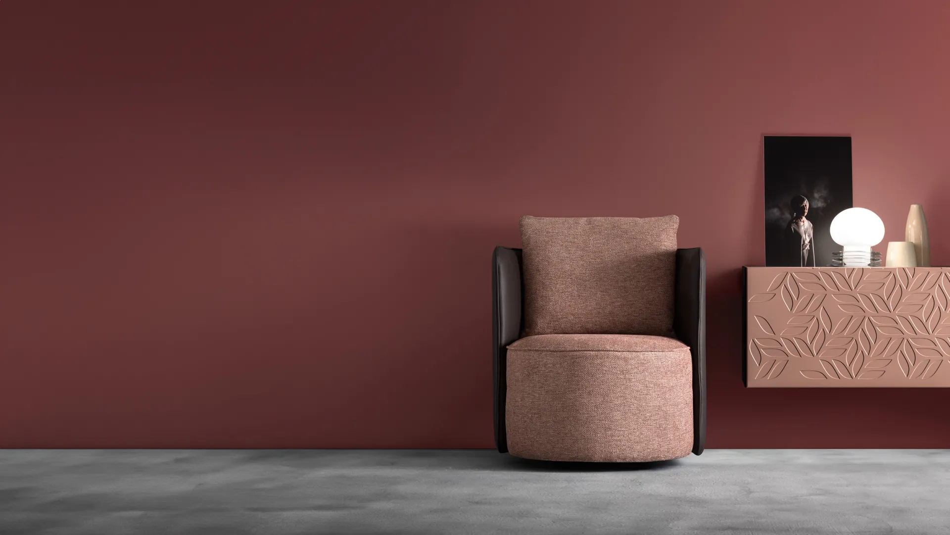 Poltrona Elder Samoa con guscio scuro e seduta in tessuto rosa, davanti a una parete bordeaux