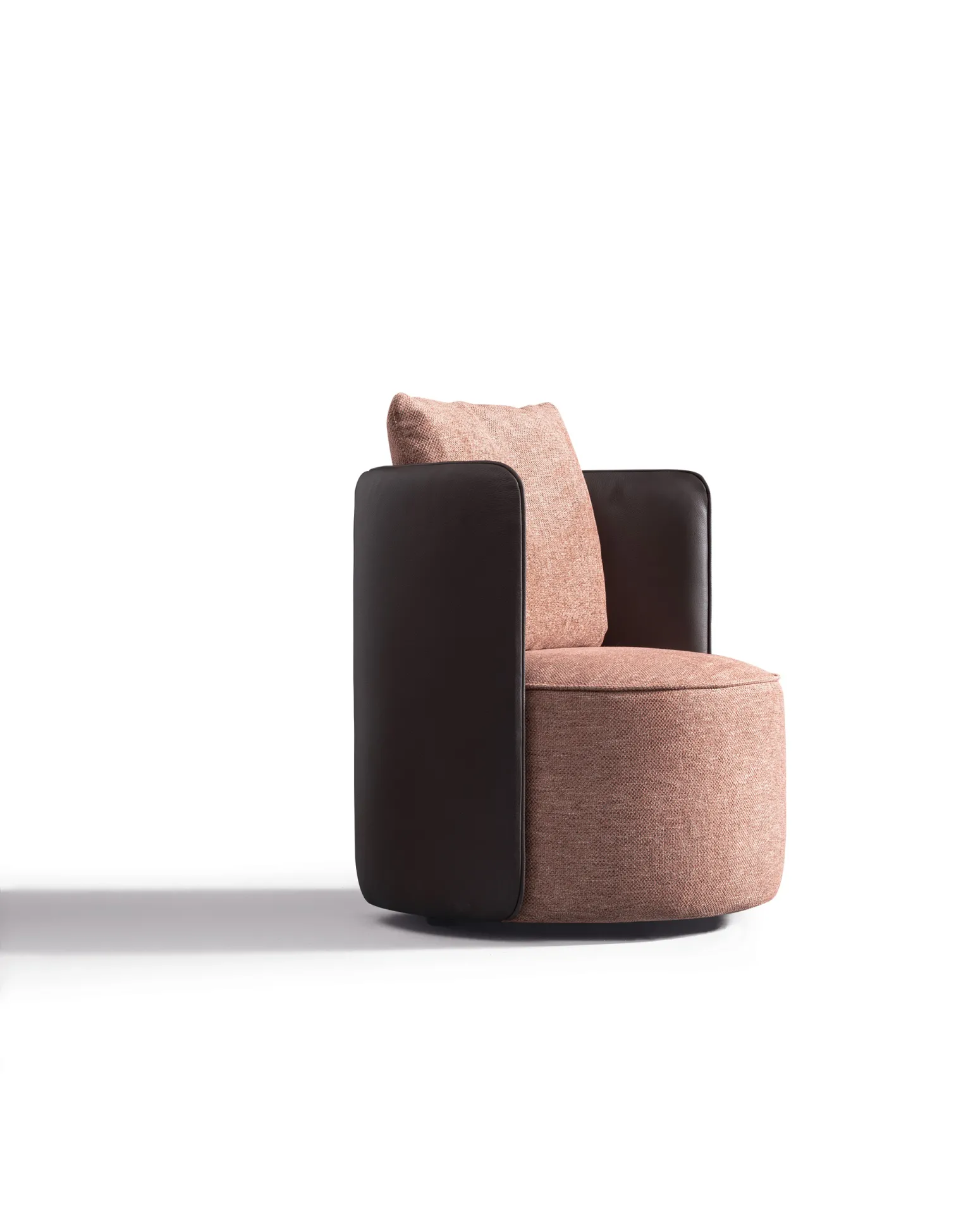 Poltrona Elder Samoa con guscio scuro e cuscino rosa, scontornata su fondo bianco