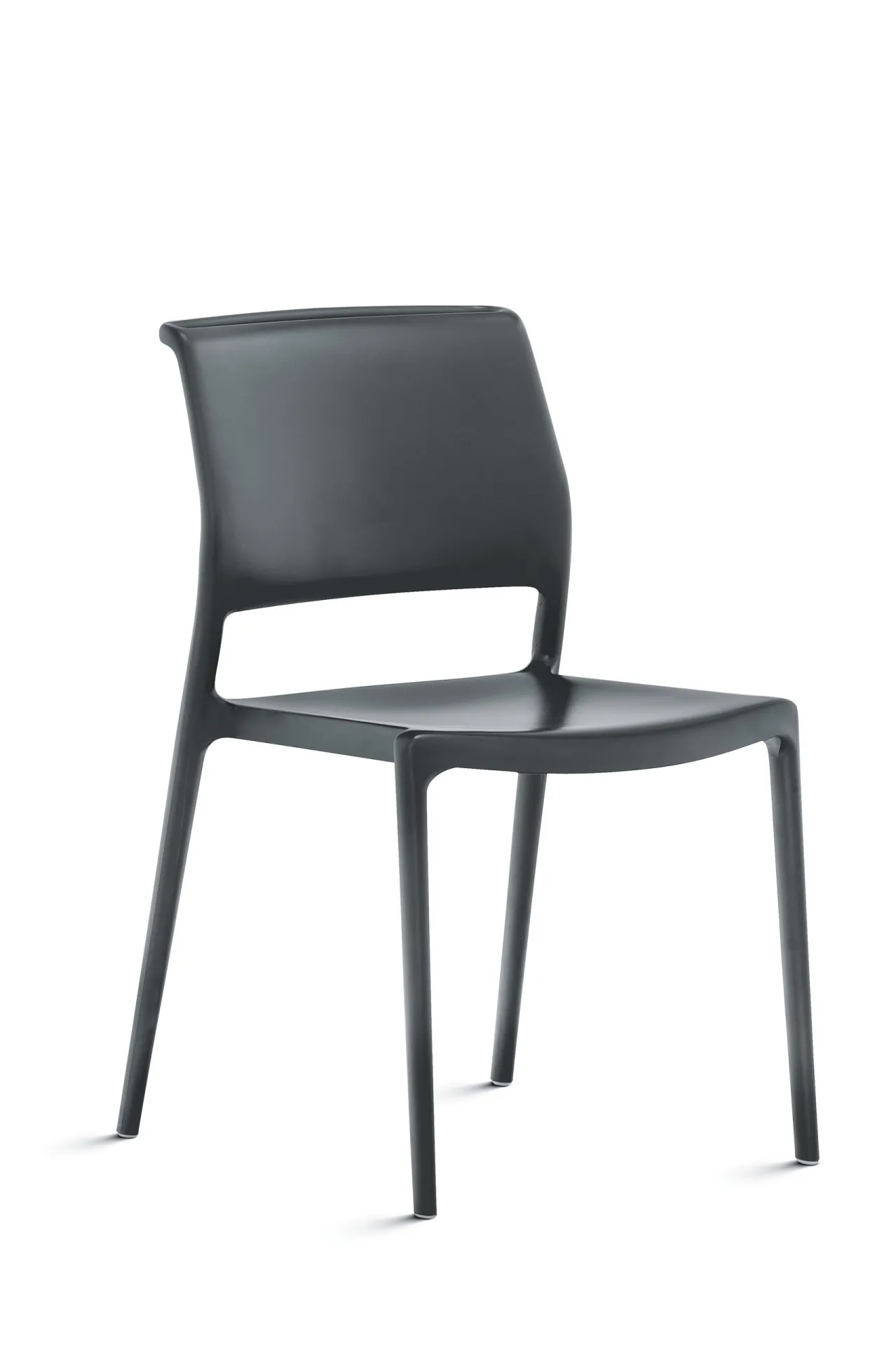 Sedia Ara 310 Scavolini grigio antracite su fondo bianco, vista di tre quarti