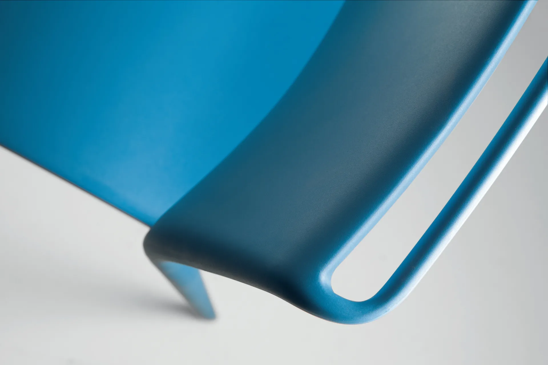 Dettaglio dello schienale della sedia Ara 310 Scavolini in polipropilene blu opaco