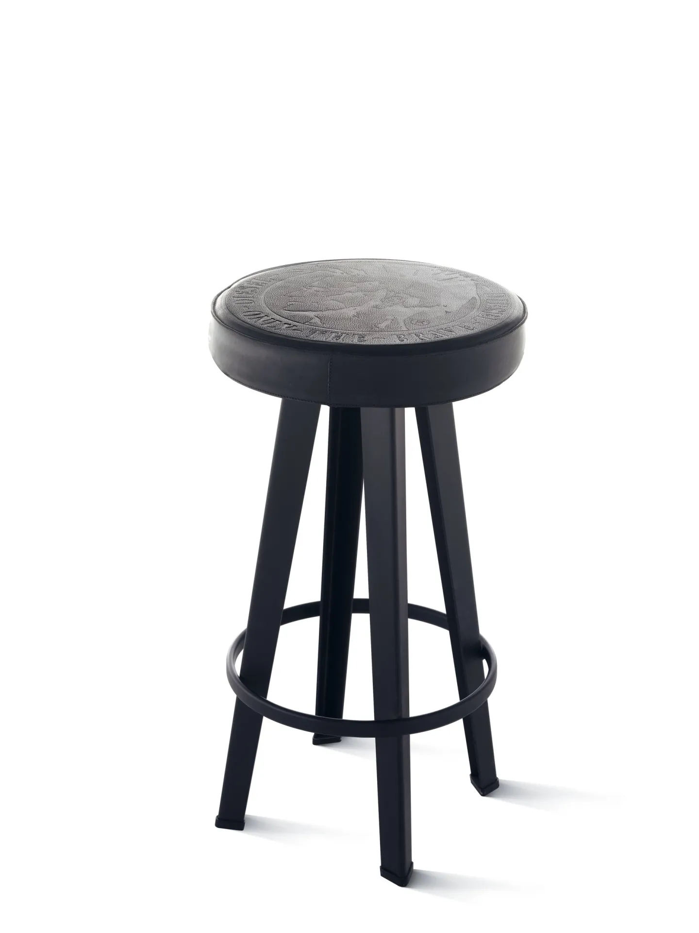 Sgabello Barstud Scavolini con seduta tonda marchiata in pelle nera e gambe in acciaio, su fondo bianco