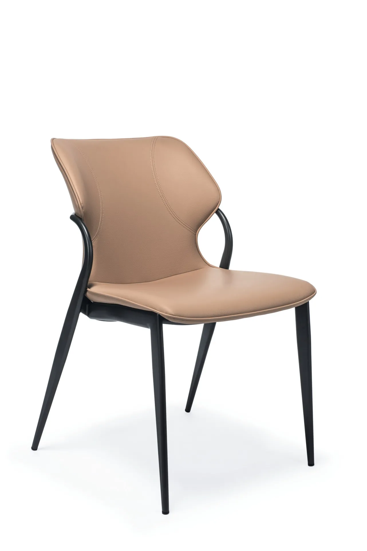 Sedia Batlò Scavolini color cuoio con telaio nero, vista di tre quarti su fondo bianco