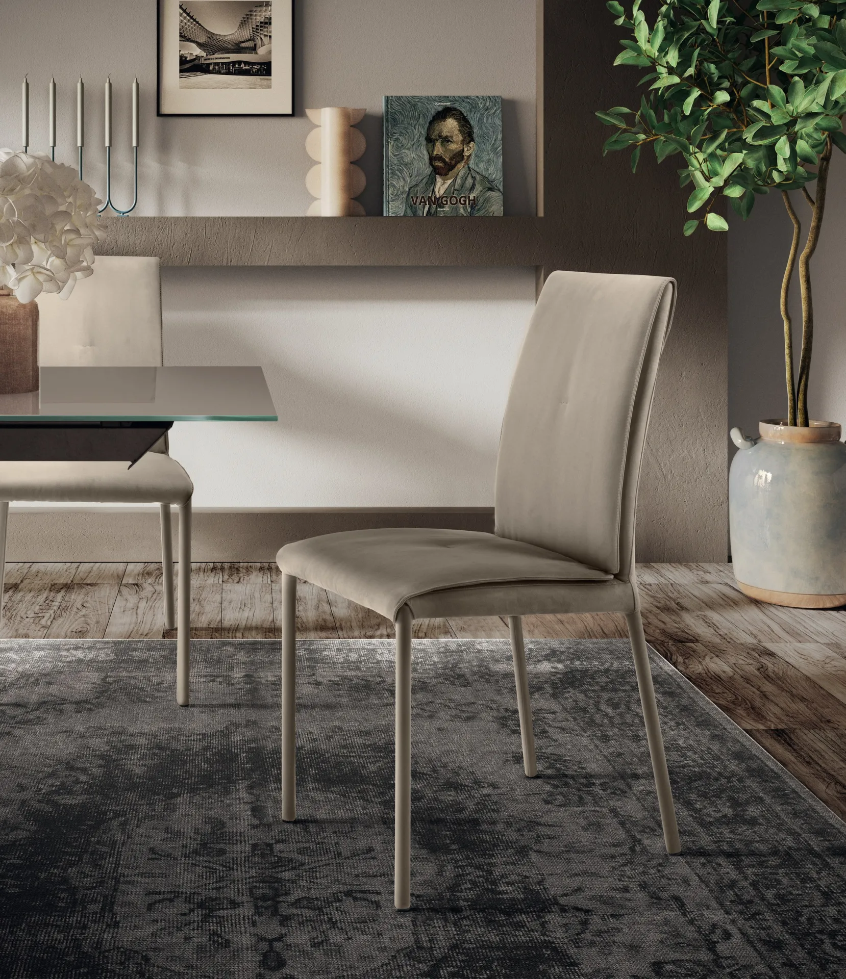Sedia Blazer Scavolini color tortora accanto a un tavolo in vetro, su un tappeto grigio