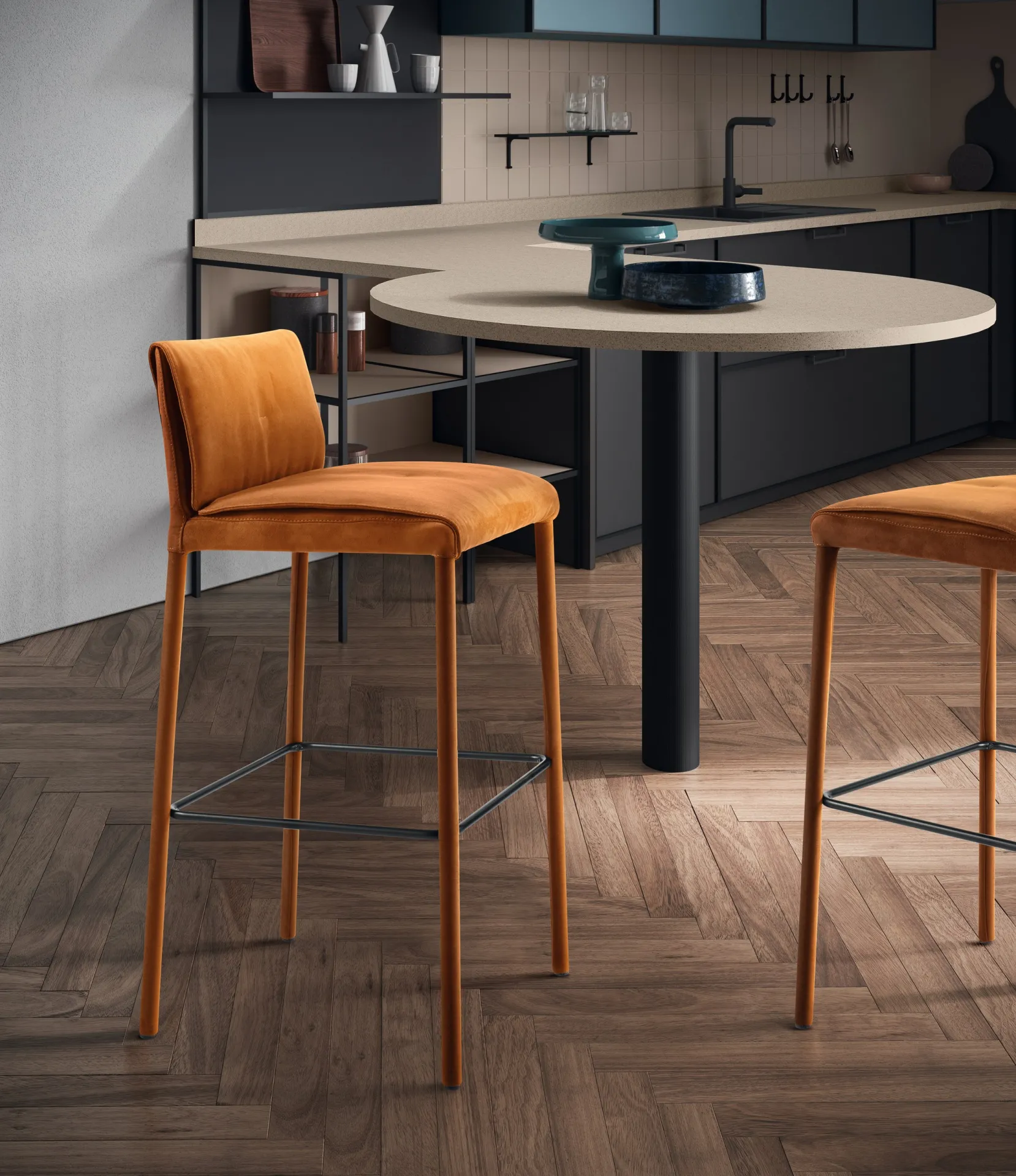 Sgabelli Blazer Scavolini arancio bruciato davanti a un piano snack tondo in cucina