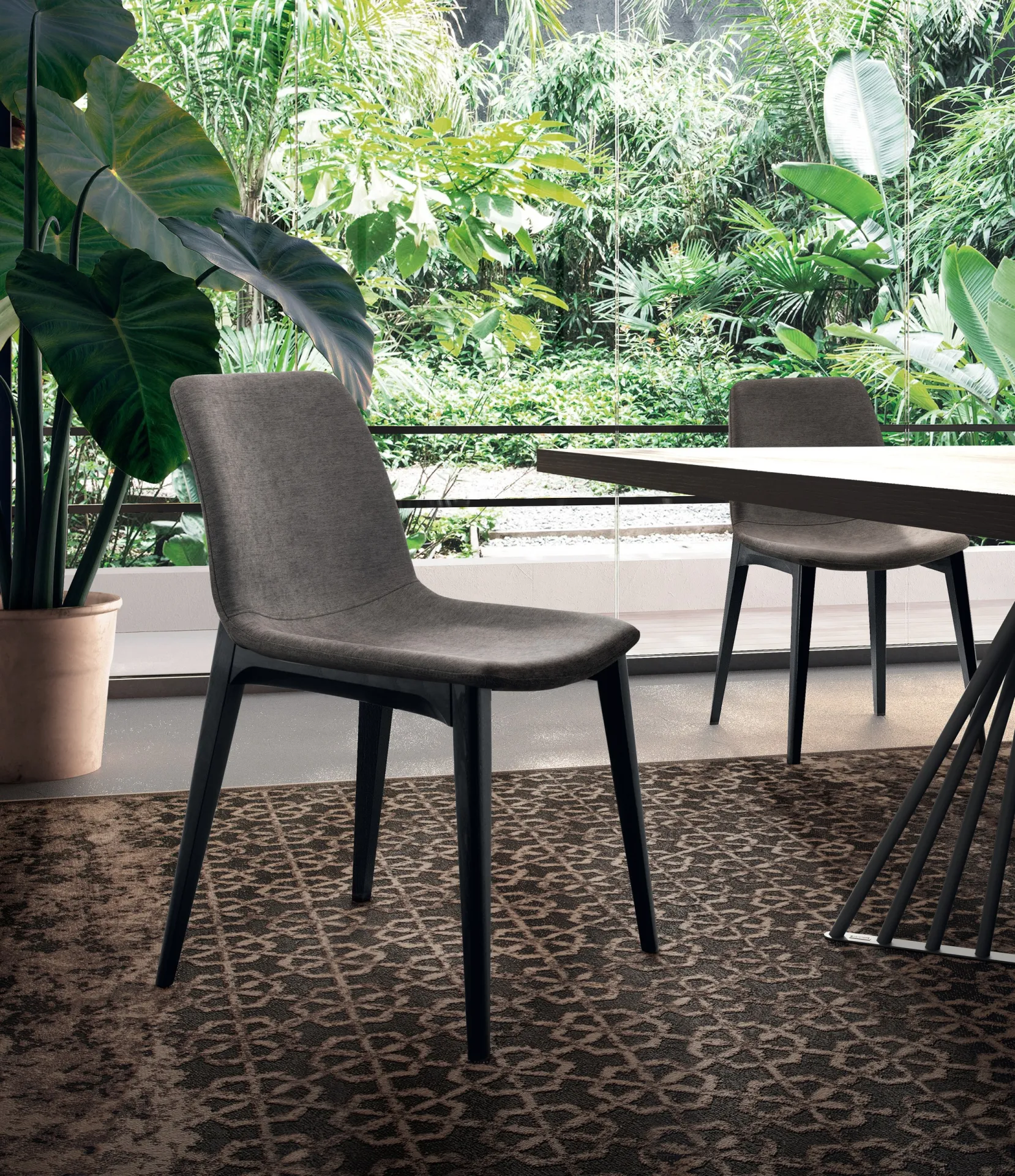 Sedia Boutique Scavolini grigia con gambe scure in una veranda piena di piante