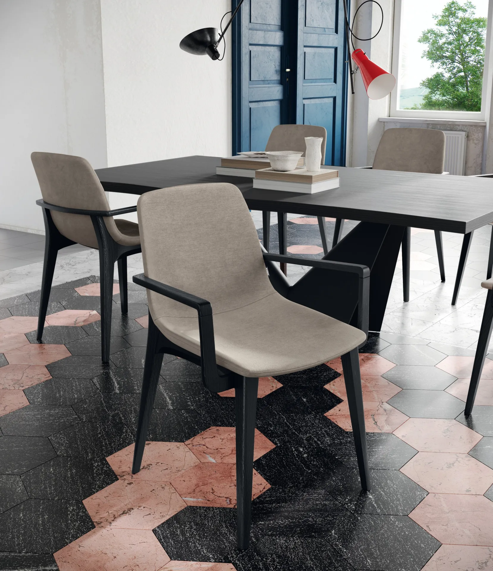 Sedie Boutique con braccioli Scavolini color sabbia intorno a un tavolo scuro su pavimento a esagoni