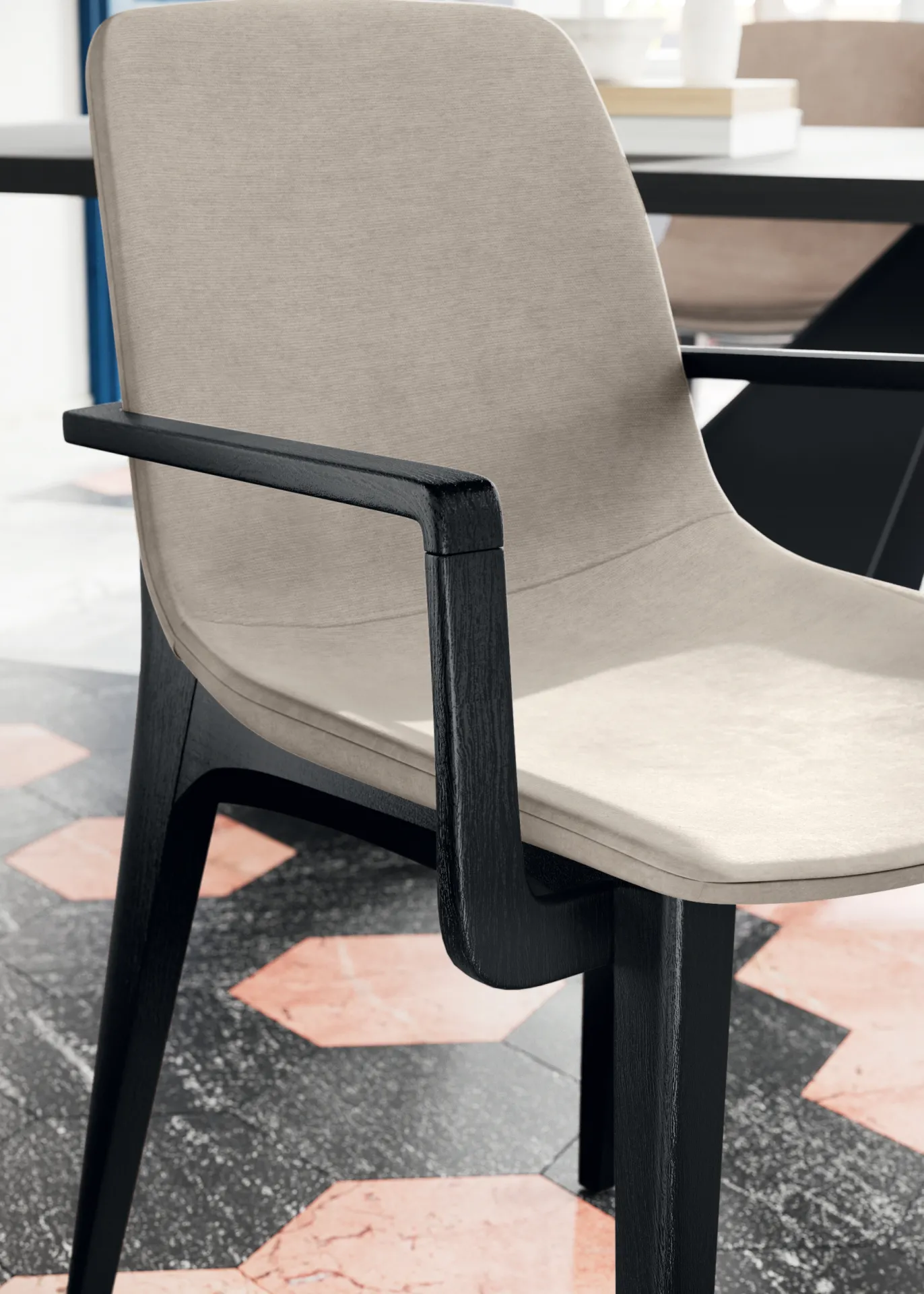 Dettaglio del bracciolo in frassino nero della sedia Boutique Scavolini rivestita color sabbia