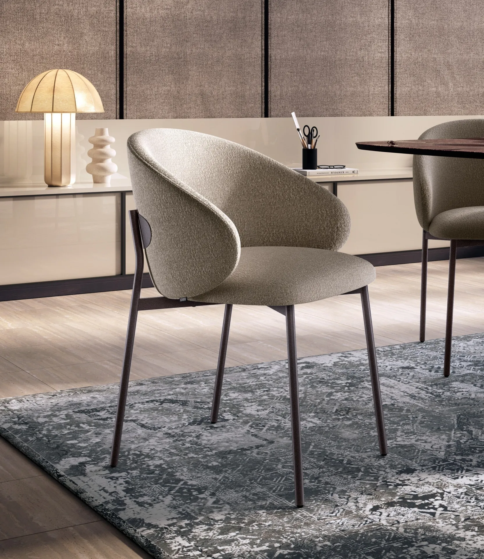 Sedia Calla Scavolini color sabbia su un tappeto, in una sala da pranzo dai toni caldi