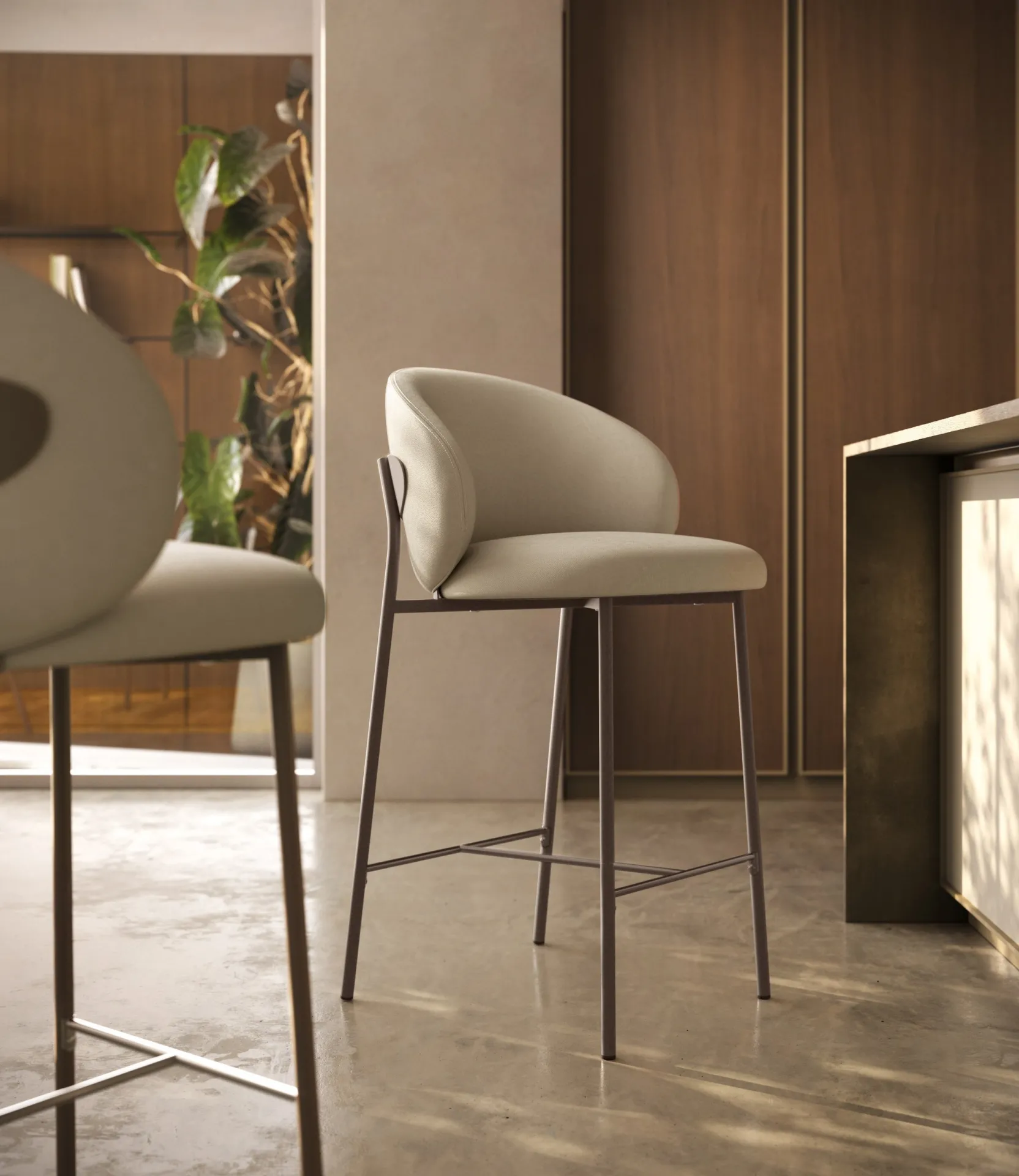 Sgabello Calla Scavolini color sabbia davanti a un piano alto in una cucina con boiserie in legno