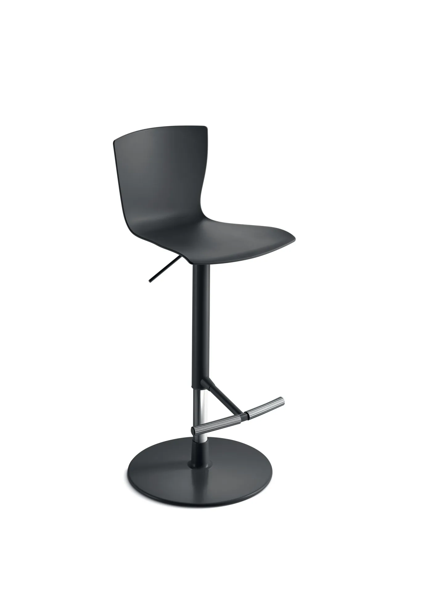 Sgabello Chatty Scavolini nero con base tonda, pistone e poggiapiedi, su fondo bianco