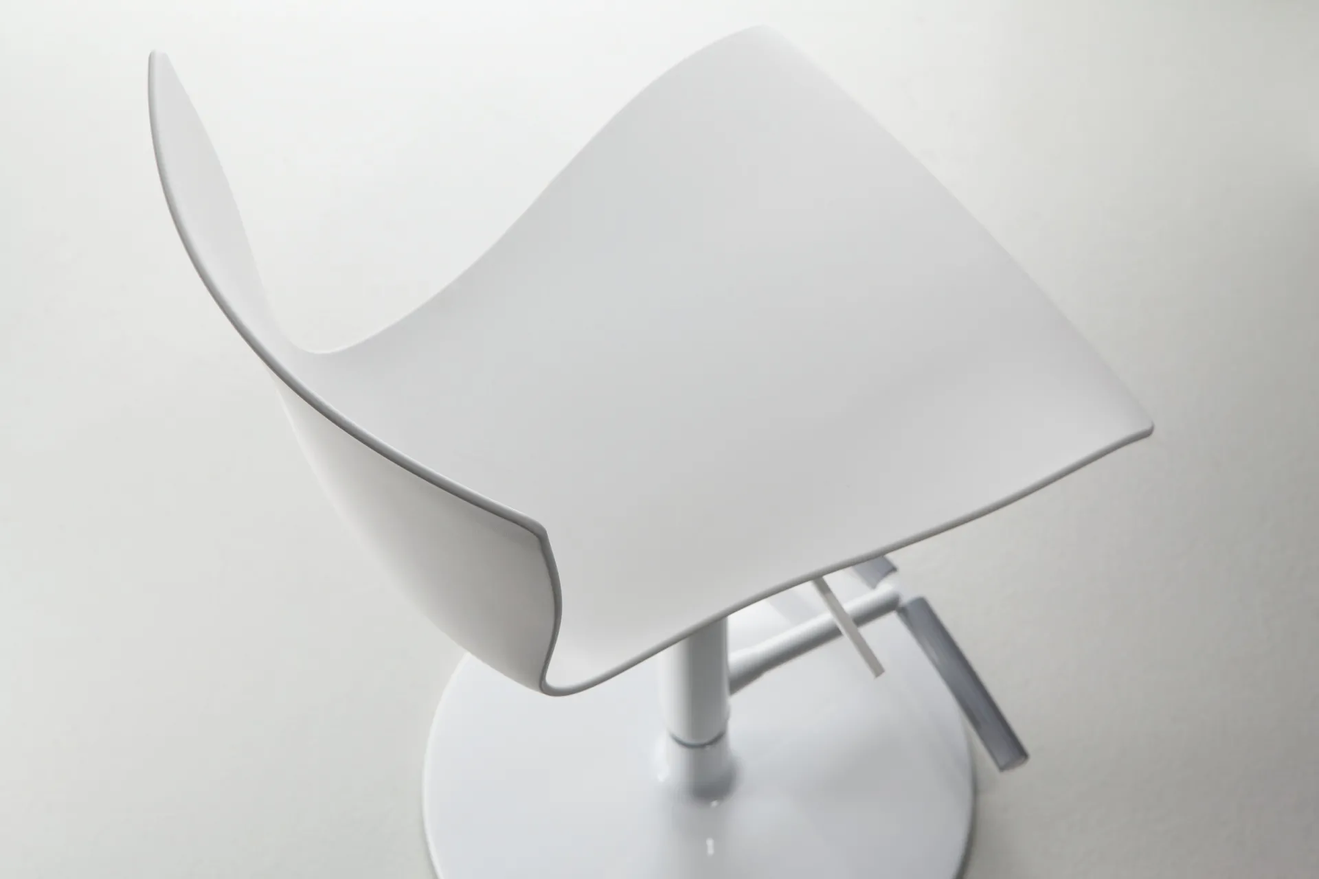 Dettaglio dall'alto dello sgabello Chatty Scavolini bianco con la leva di regolazione