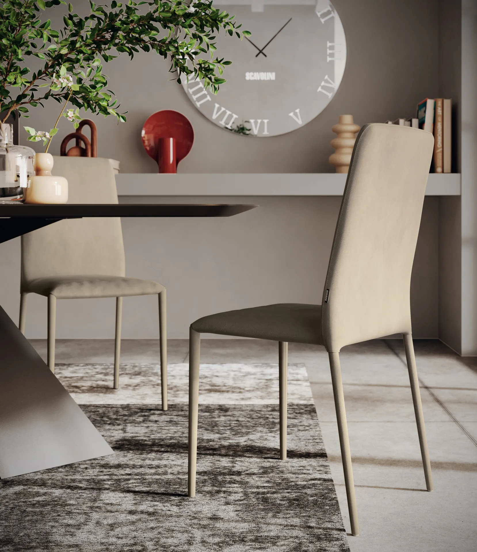 Sedie Cloe Flex Scavolini color sabbia in una zona pranzo con un grande orologio da parete