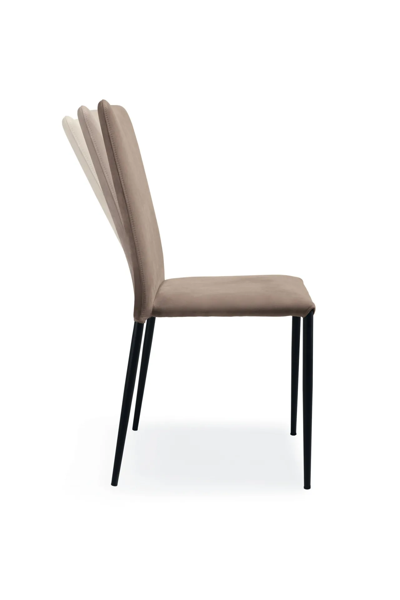 Sedia Cloe Flex Scavolini di profilo con lo schienale ritratto in più posizioni di flessione