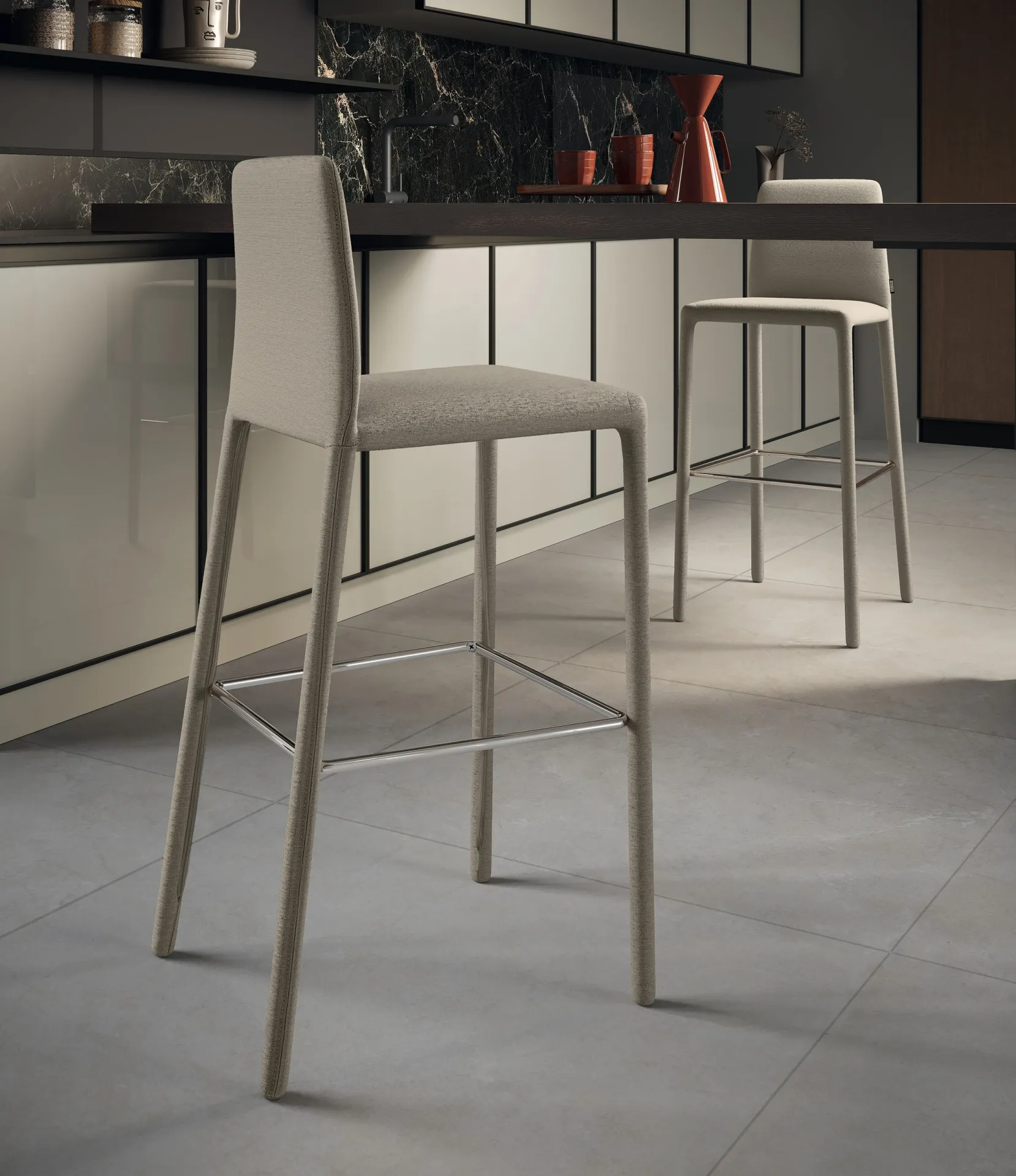 Sgabelli Coat Scavolini beige chiaro lungo una penisola dal top scuro