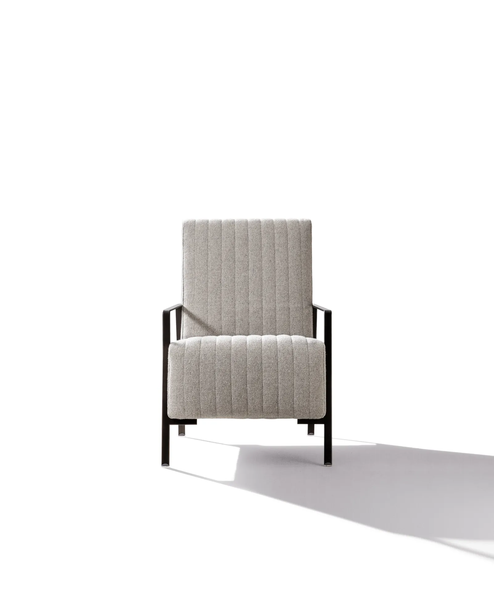 Poltrona Angy Samoa beige con imbottitura a cannette, su fondo bianco
