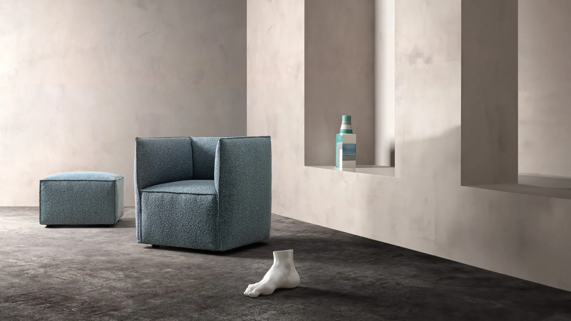 Poltrona Craft Samoa azzurro polvere con pouf quadrato, in una stanza con nicchie
