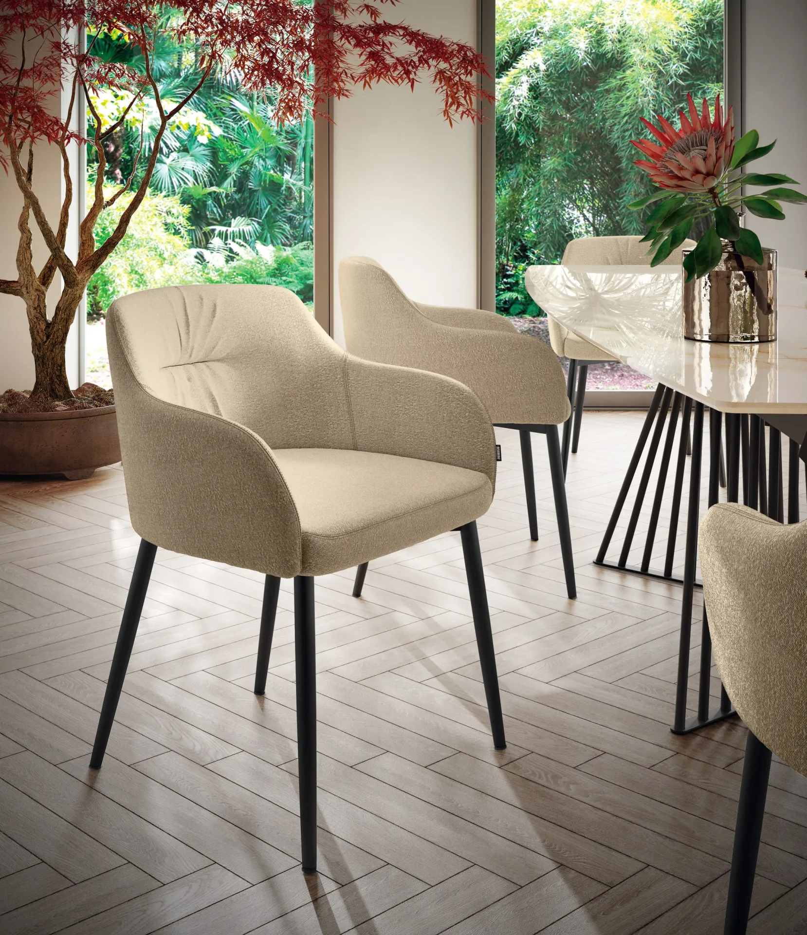 Sedie Deco Scavolini in bouclé crema in una sala da pranzo affacciata sul giardino
