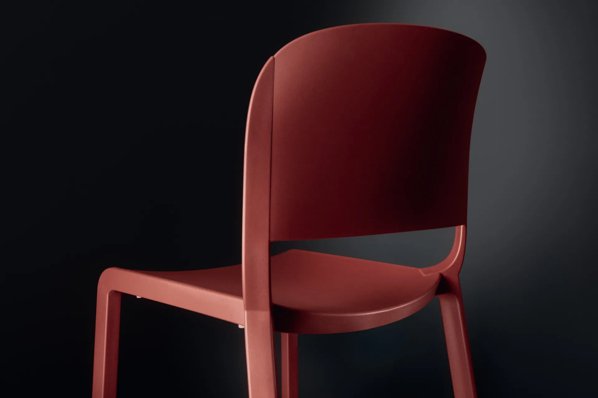 Dettaglio dello schienale pieno della sedia Dome 260 Scavolini rosso mattone