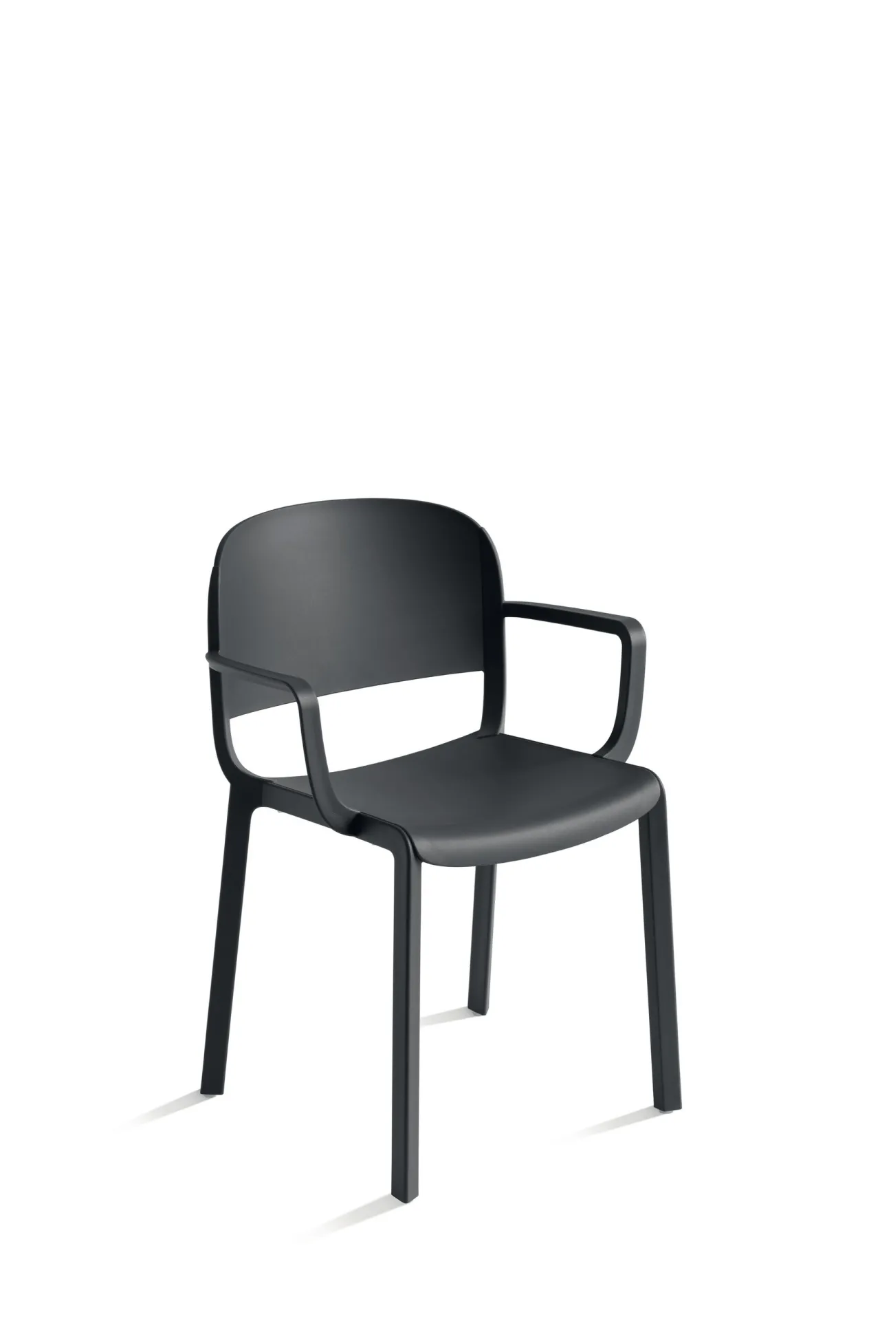 Sedia Dome 265 Scavolini nera con braccioli su fondo bianco