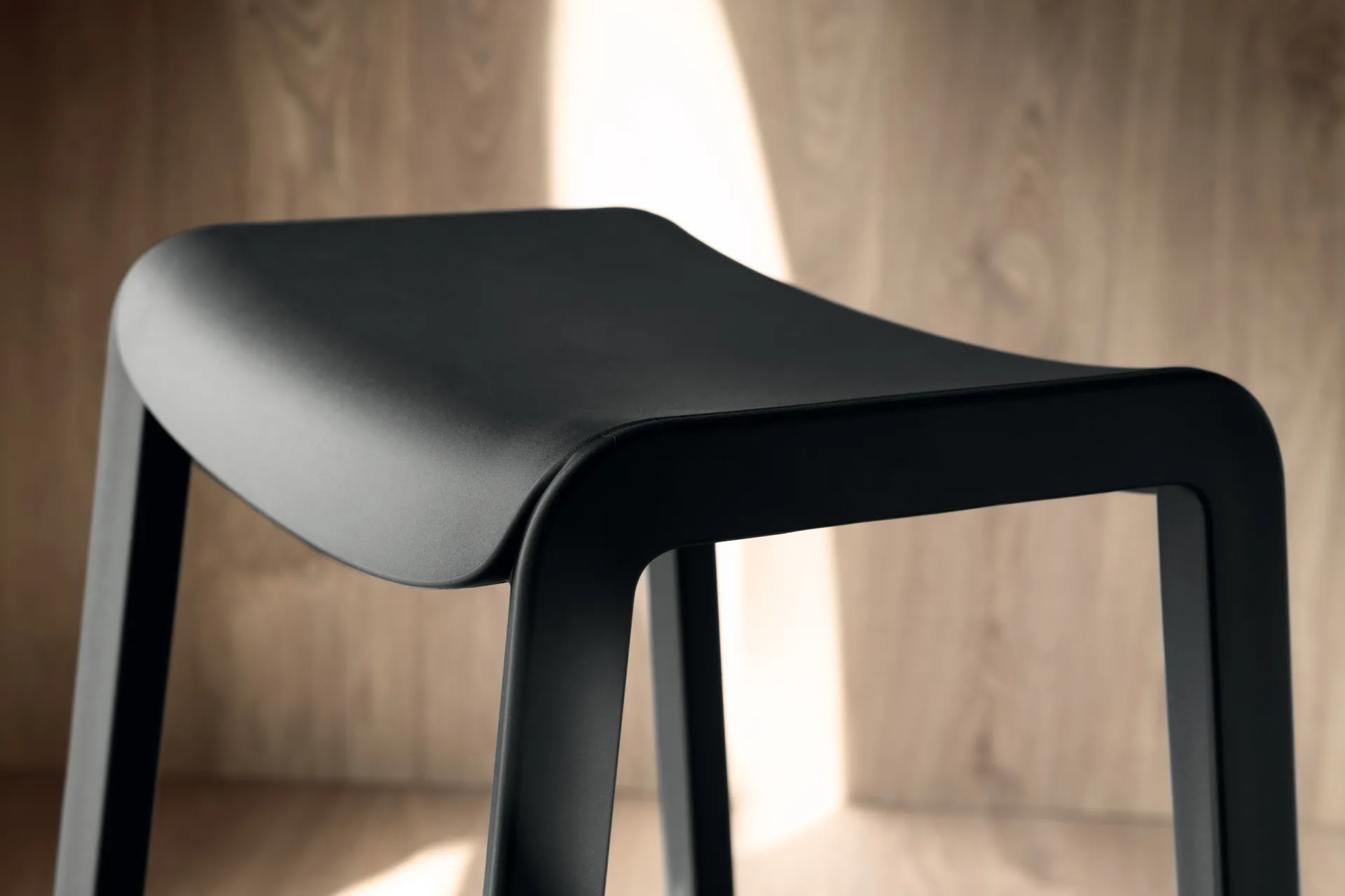 Dettaglio della seduta sagomata dello sgabello Dome 267 Scavolini nero